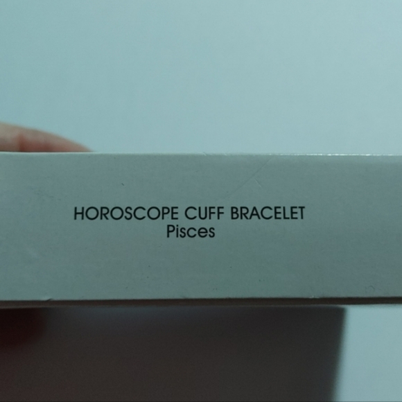 AVON - HOROSCOPE CUFF BRACELET - Picture 2 of 2